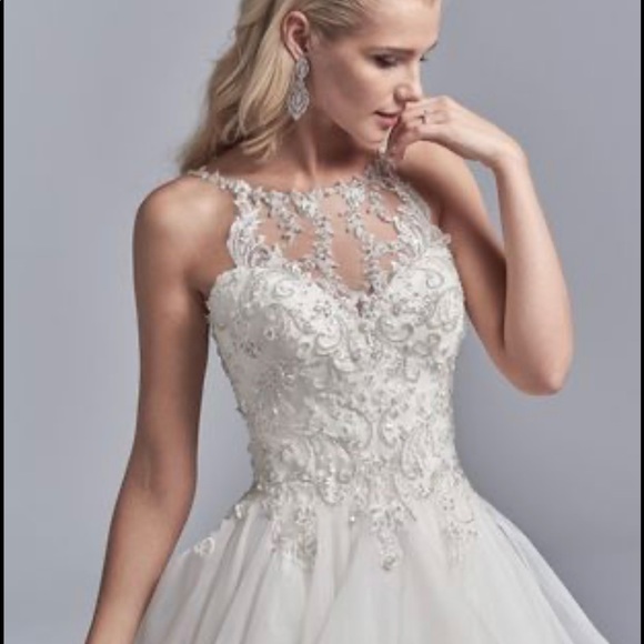 Wedding Dress 👀 | Maggie Sottero Size 4 (tag: Size 6) - Picture 3 of 13